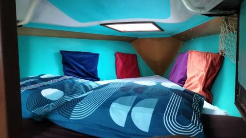 une chambre dans un camping-car avec un lit dedans dans l'établissement Bateau Voilier « Brenus lll », à Gruissan