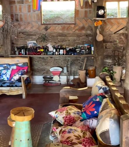 a living room with two couches and a table at Aconchego no Campo in São Roque
