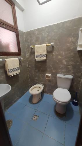 a bathroom with a toilet and a bidet at Departamento Rustico 1 in Tarija