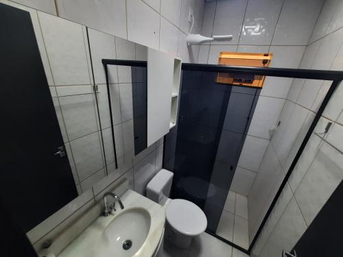 W łazience znajduje się toaleta, umywalka i prysznic. w obiekcie Ingá Hospedagem w mieście Porto Velho