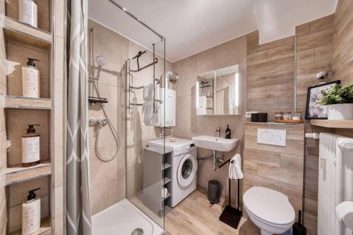 a bathroom with a shower and a toilet and a sink at DND Stadtoase I Park I Workstation I Netflix I Parken I Kaffee I Waschmaschine I Trockner I Xbox in Würzburg