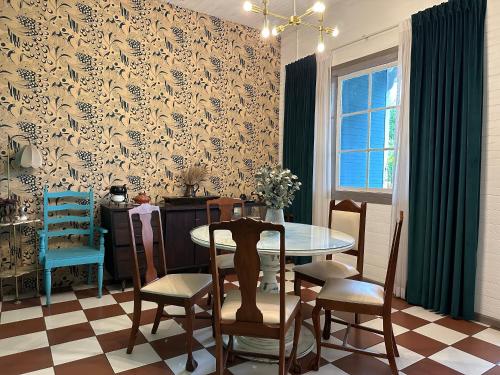 - une salle à manger avec une table et des chaises dans l'établissement CASA STELLA, à Heredia