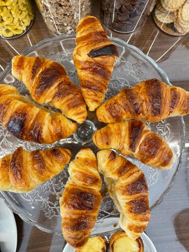 un piatto di vetro con croissant su un tavolo di Casa de Lamaçais a Vilela