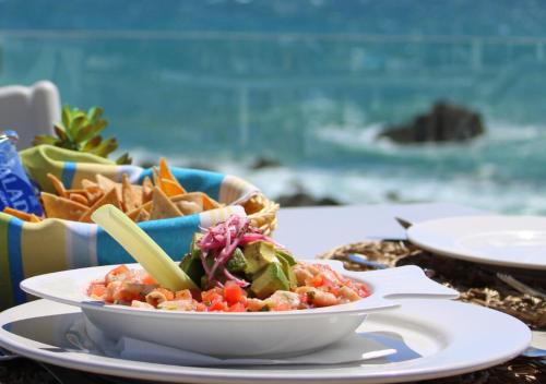 talerz jedzenia na stole z talerzem chipsów w obiekcie Punta Pescadero Paradise Hotel & Villas w mieście Los Barriles