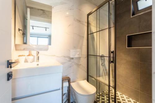 y baño con ducha, lavabo y aseo. en Villa Exclusive Paradise 3, en Dalyan