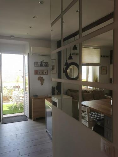 - une cuisine et un salon avec une table et un comptoir dans l'établissement PETIT PARADIS - St MANDRIER VILLAGE, à Saint-Mandrier-sur-Mer