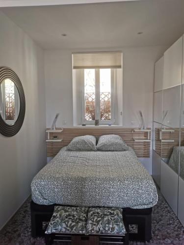 une chambre avec un grand lit et une fenêtre dans l'établissement PETIT PARADIS - St MANDRIER VILLAGE, à Saint-Mandrier-sur-Mer