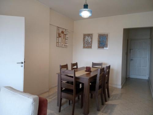 comedor con mesa de madera y sillas en Apartamento en Asunción amoblado y equipado, en Asunción