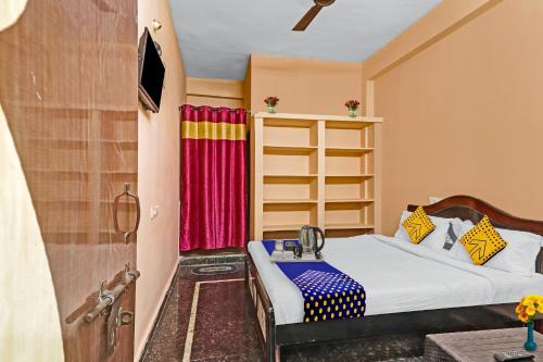 Postel nebo postele na pokoji v ubytování Hotel O Sree Krishna