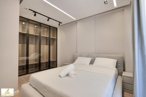 Una cama o camas en una habitación de Norge Hotel