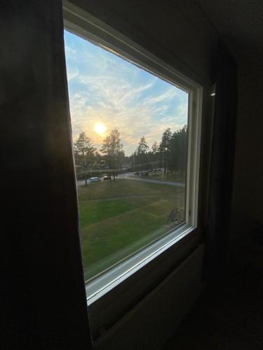 una ventana con vistas a un campo de césped en Moderni huoneisto loistavalla paikalla - 65’Smart TV, nopea netti en Lappeenranta