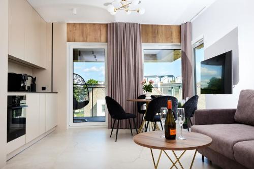 TV a/nebo společenská místnost v ubytování Apartament E18 w Nautica Resort nad jeziorem w Giżycku