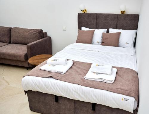 Tempat tidur dalam kamar di Apartament E18 w Nautica Resort nad jeziorem w Giżycku