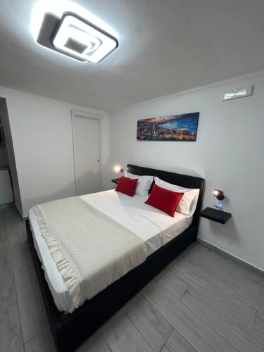 1 dormitorio con 1 cama grande con almohadas rojas en San Severo House en Nápoles