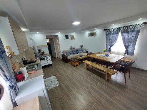 Etno House Jakic في باغينا باستا: غرفة معيشة مع طاولة وأريكة