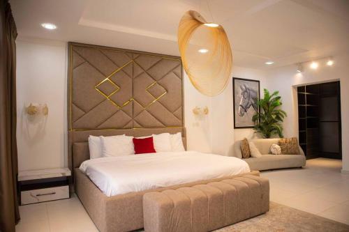 Un dormitorio con una cama grande y un sofá. en Vanity Villa Waterfront Residence Ikoyi, en Lagos