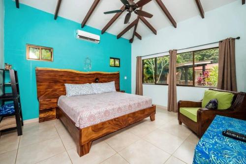 un dormitorio con una cama y una silla en Casita Mar Y Posa, en Potrero
