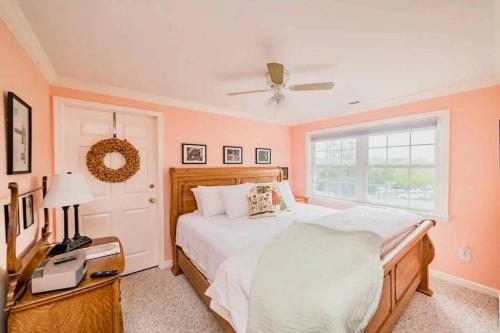 a bedroom with a large bed and a window at New Kid in Town - King Bed & Sofa Bed - Sleeps 2-4 in Lynchburg