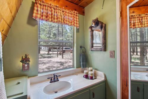 ein Bad mit einem Waschbecken und einem Fenster in der Unterkunft Tranquil Forest Lakes Retreat Yard, Deck and Gazebo in Forest Lakes Estates