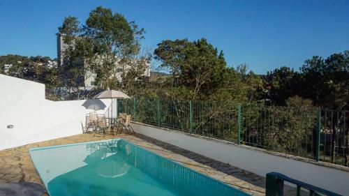 uma piscina no telhado de uma casa em Pousada dos Ventos São Lourenço em São Lourenço