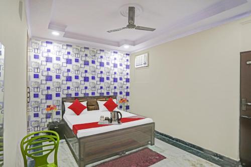 um quarto com uma cama num quarto em Hotel Metro Inn Near Worlds Of Wonder em Kālkāji Devi