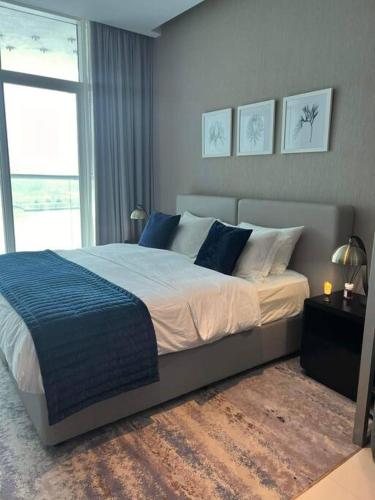 una camera con un grande letto e una finestra di Nice studio with panoramic view of the Canal! a Dubai