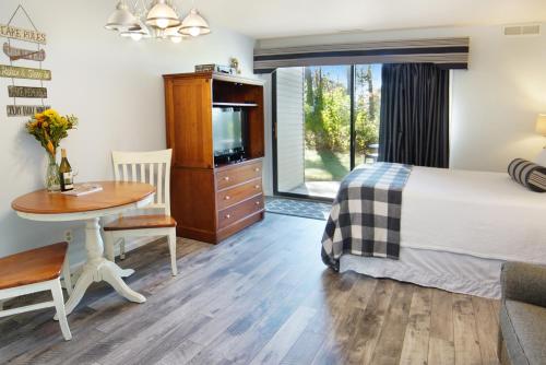 Postel nebo postele na pokoji v ubytování Grand Traverse Bay Waterfront Condo