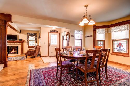 une salle à manger avec une table, des chaises et une cheminée dans l'établissement Adorable Victorian Style Townhome - Downtown Gem in Breckenridge Historic District VGE, à Breckenridge
