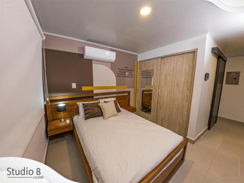 1 dormitorio pequeño con 1 cama en un barco en Studio8 Lujan Apartament #7 en San José