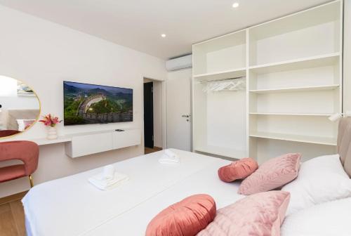 a white room with a bed and a couch at New Apartment White Angel in Duće