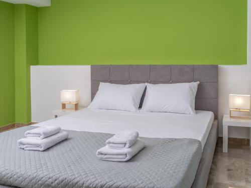 um quarto com duas toalhas numa cama em Dodonis BLD em Iráclio