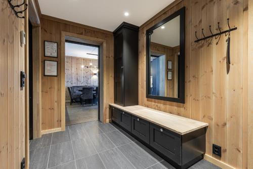 ein Ankleidezimmer mit einer Bank und einem Spiegel in der Unterkunft Leiligheter på Fyri Resort - Hemsedal in Hemsedal