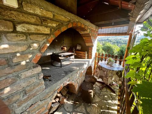 un forno in mattoni all'aperto con un tavolo e un tavolo di Apartman Simona a Vrdnik