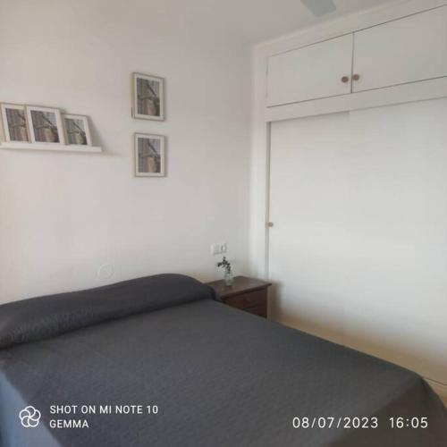 una camera con un letto e una parete bianca di Apartamento a 9 min centro a Fuengirola