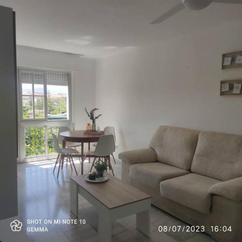 a living room with a couch and a table at Apartamento a 9 min centro in Fuengirola