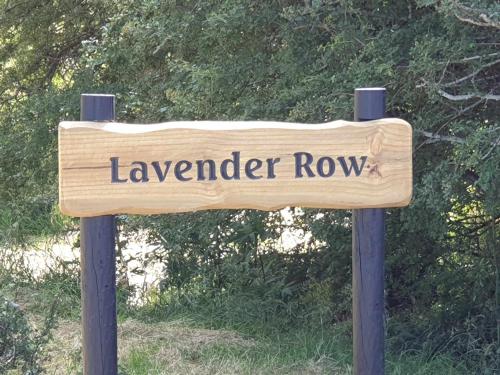 un cartel de madera con las palabras lavanda rover en él en Lavender Row Farm, 