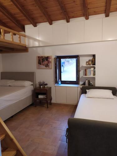 Posteľ alebo postele v izbe v ubytovaní LIMENARI COTTAGE