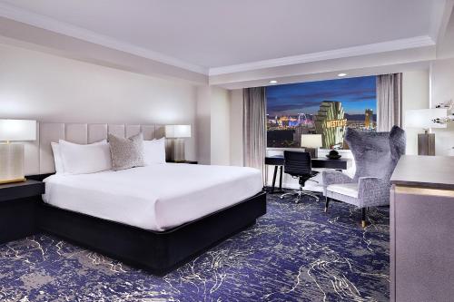 Cette chambre comprend un grand lit et un bureau. dans l'établissement Beautiful Room by WESTGATE Casino close to Las Vegas Convention Center, à Las Vegas