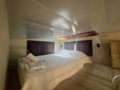 una camera con un grande letto bianco di Hakuna Matata Tiny House Urla / Özel Havuzlu 