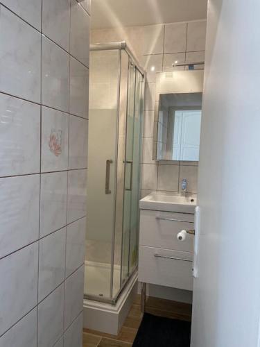 une salle de bain avec douche et lavabo dans l'établissement JOLI STUDIO VUE MER , plage au bout de la rue !, à Villers-sur-Mer