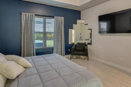- une chambre avec un lit, une chaise et une fenêtre dans l'établissement Port Saint Lucie Vacation Rental with Hot Tub!, à Port Sainte-Lucie