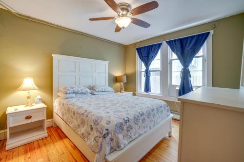 1 dormitorio con 1 cama y ventilador de techo en Wildwood Apartment Less Than Half Mi to Boardwalk!, en Wildwood