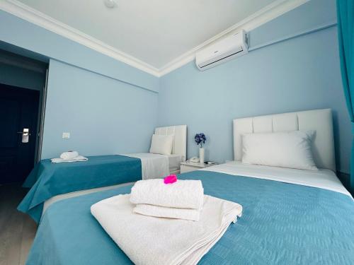 Кровать или кровати в номере Marquis Blue Hotel