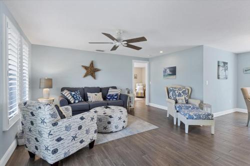- un salon avec un canapé et deux chaises dans l'établissement 9170 Pine Cove, à Englewood