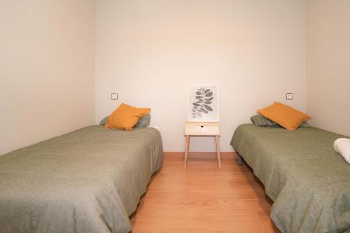 two beds sitting next to each other in a room at 10A02 Precioso apartamento Pravia in Pravia