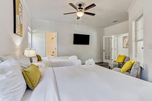 1 Schlafzimmer mit 2 Betten und einem Deckenventilator in der Unterkunft Lake View Retreatpool10qn Beds in Orange Park