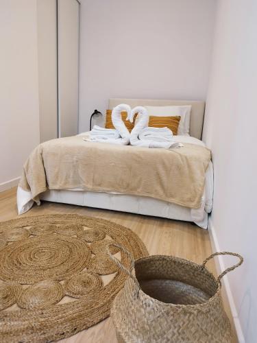 - une chambre avec un lit, des serviettes et un panier dans l'établissement T2 cosy - centre ville, à Marseille