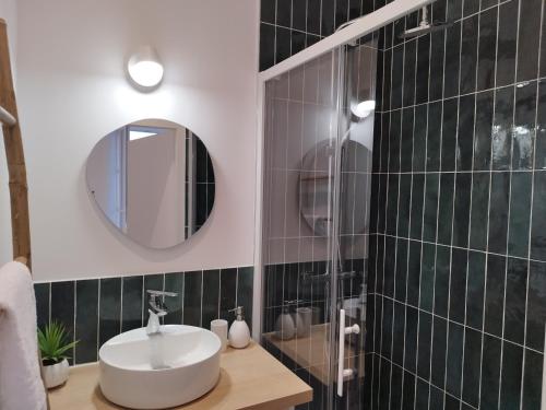 bagno con lavandino e specchio di T2 cosy - centre ville a Marsiglia