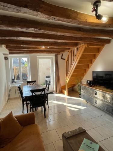 un salon avec une table et un canapé dans l'établissement Le Faubourg des Trois Provinces, Zoo de Beauval, à Noyers-sur-Cher
