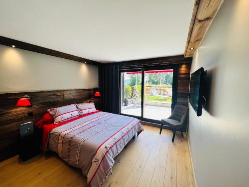 1 dormitorio con cama y ventana grande en Fontainebleau Golf in Golf out, en Crans-Montana